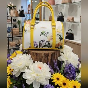 NWOT!!  Yellow & White Floral Handbag